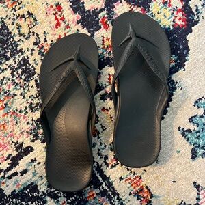 Sleek Black Women's Flip-Flop Sandals
